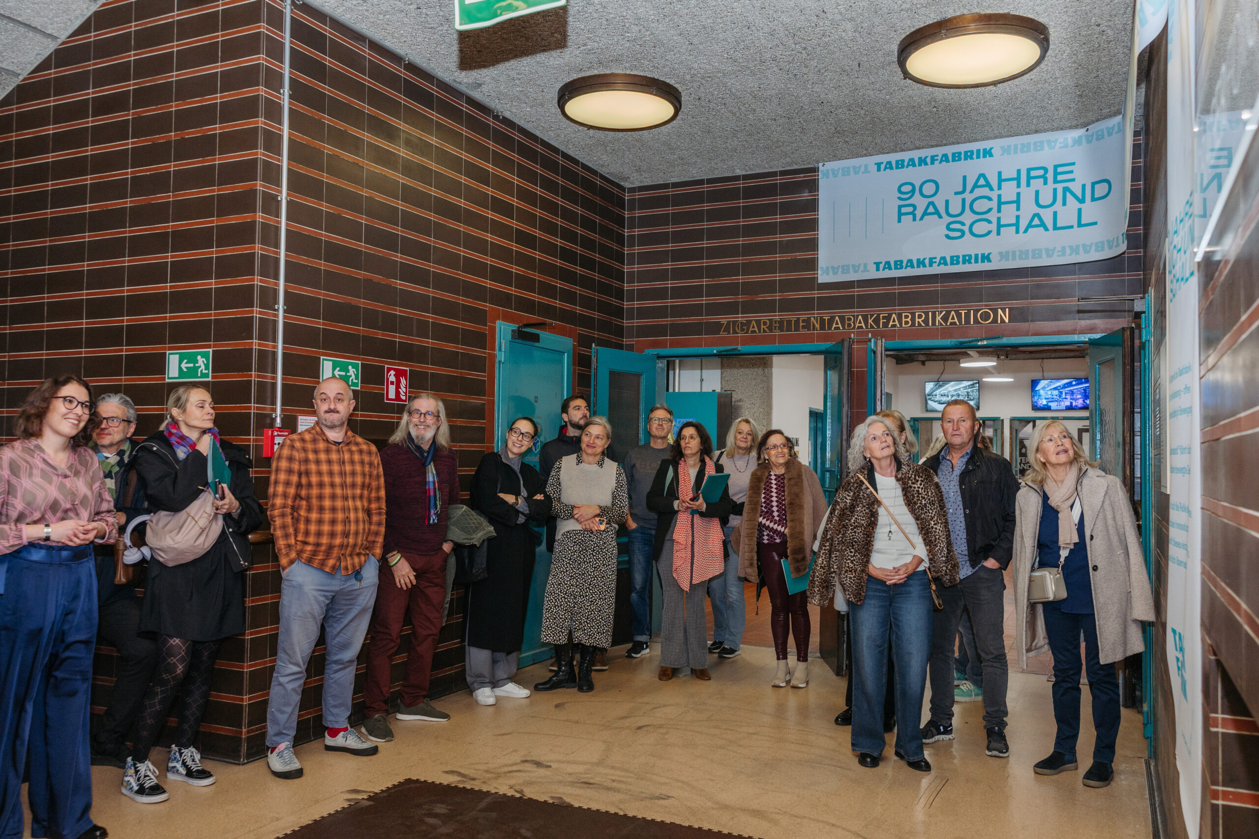Besucher:innen der Ausstellung "90 Jahre Rauch & Schall" in der Tabakfabrik LInz