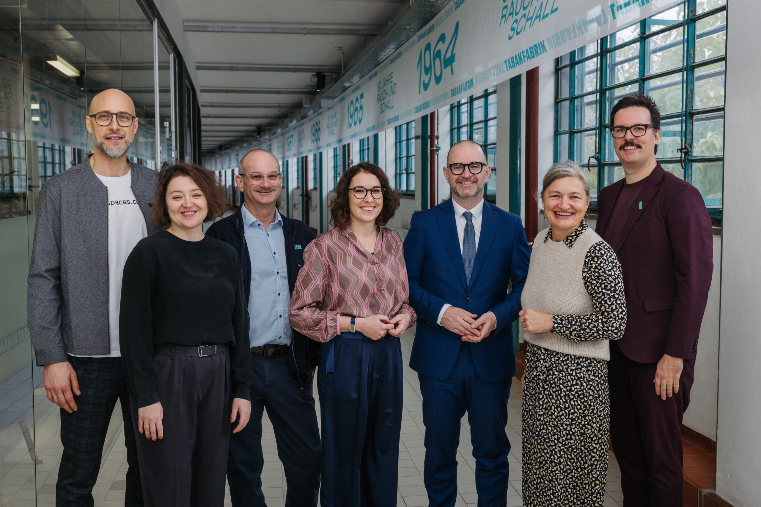 Eröffnung der Ausstellung "90 Jahre Rauch & Schall" mit Besucher:innen.