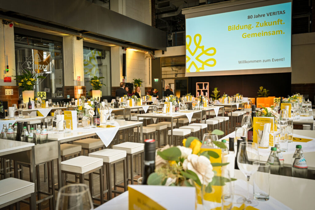 2-1-Hörsaal 0_VERITAS Verlag Linz_Hochtische