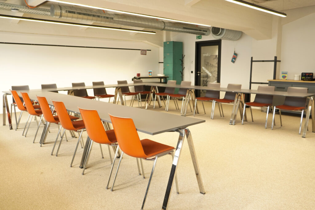 Raum Libre in der Tabakfabrik Linz mit U-Tischbestuhlung für bis zu 18 Personen