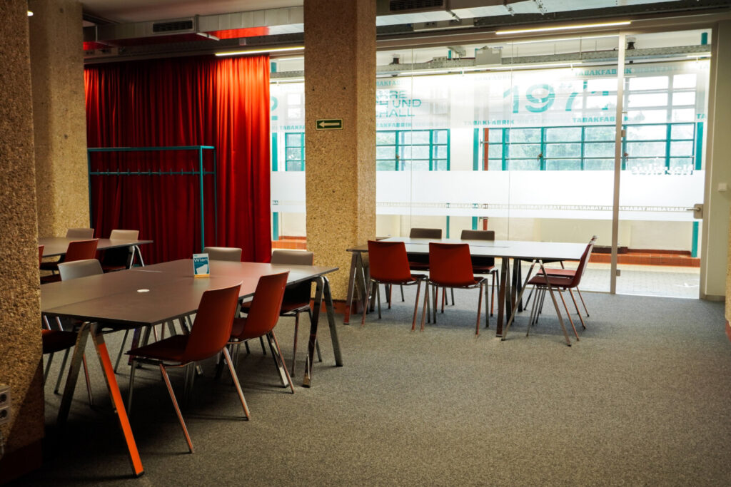 Nautilus Tabkafabrik Linz Tischgruppen (2)