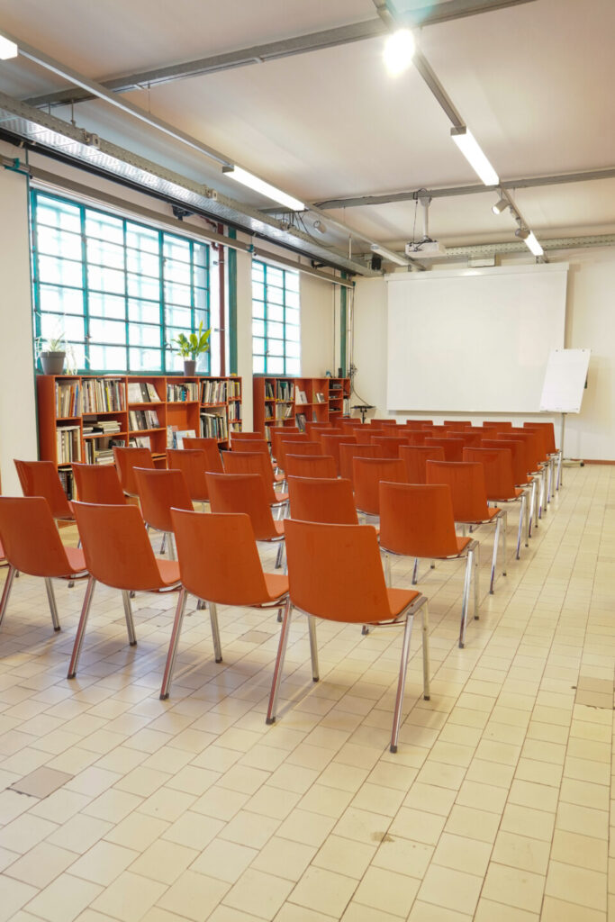 Tschick.Galerie Tabakfabrik Linz Kinobestuhlung (2)