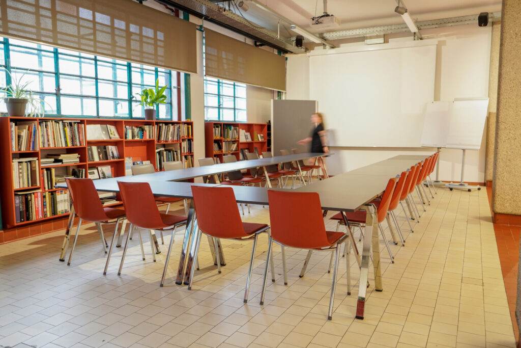 Tschick.Galerie Tabakfabrik Linz U-Tischbestuhlung