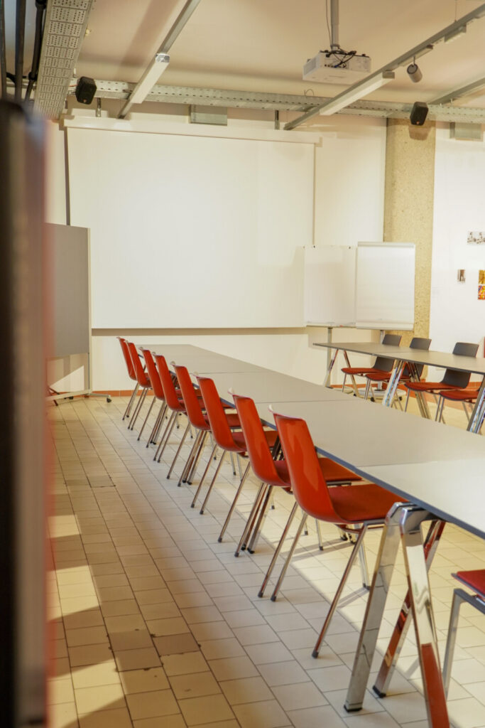 Tschick.Galerie Tabakfabrik Linz U-Tischbestuhlung (2)
