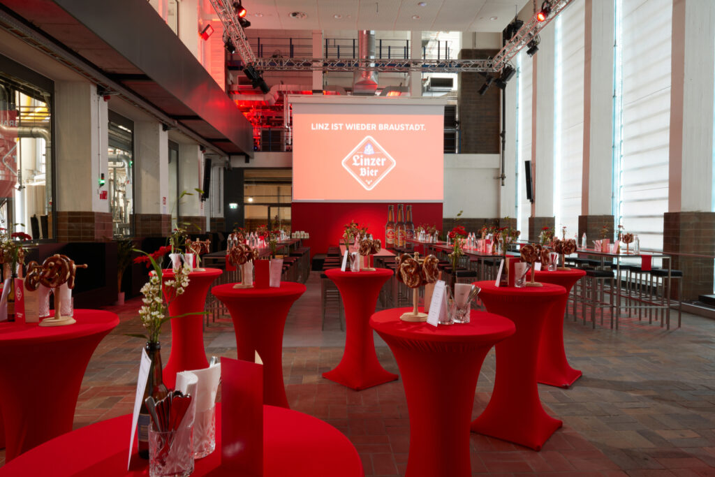 Gedeckte Stehtische für ein Event in der Tabakfabrik.