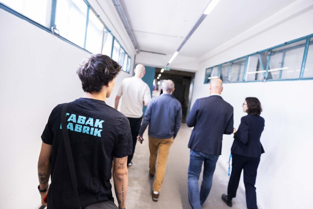 Mehr als 70 Organisationen öffneten beim Open Tabakfabrik Day ihre Türen und luden zu Führungen. Im Bild Personen beim Gang durch die Tabakfabrik LInz.