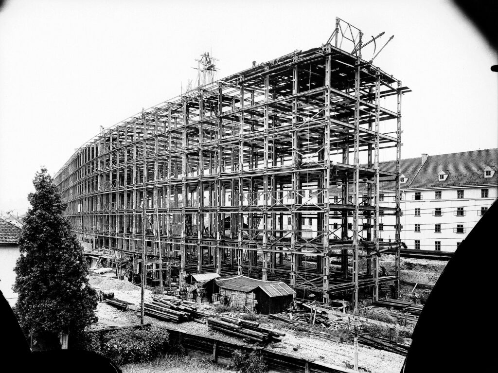 Der Bau 1 (das heutige Haus CASABLANCA) im Bau als Stahlskelettbau.