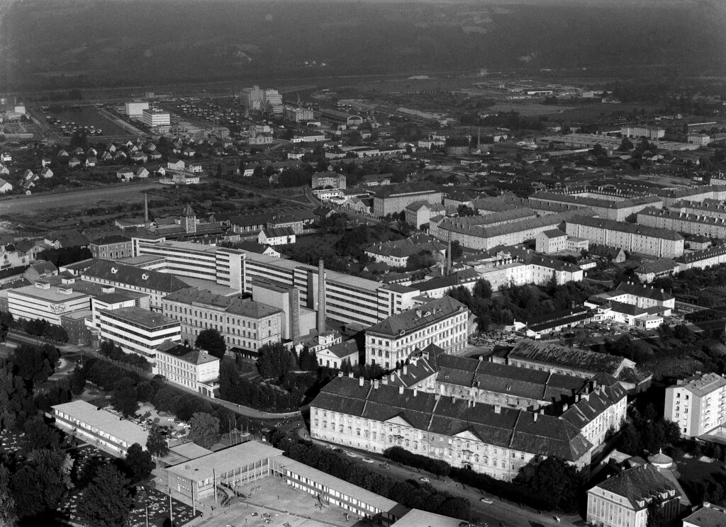 Das Bild zeigt barocke Gebäude - Teile der ehemaligen Wollzeugfabrik, auf deren Gelände die Tabakfabrik Linz entstand.
