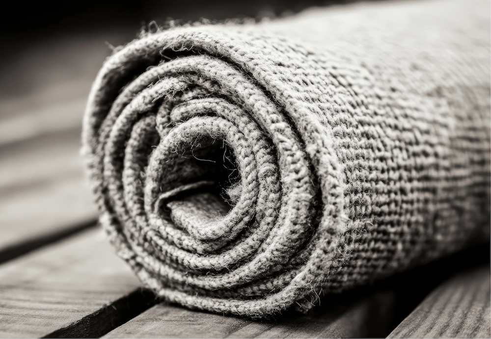 Een opgerolde stof op hout