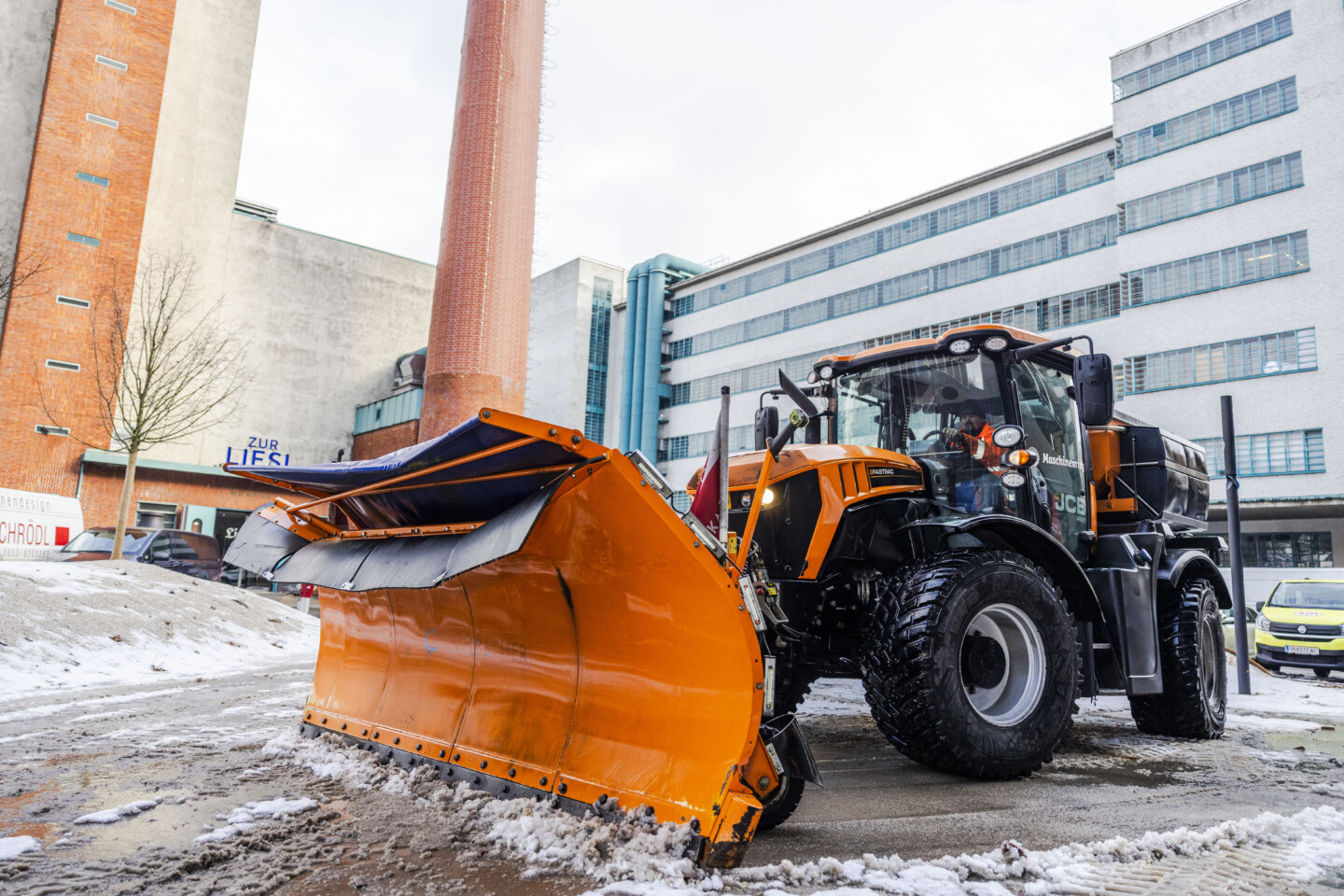 Traktor auf dem Gelände der Tabakfabrik Linz beim Winterdienst/Schneeräumen