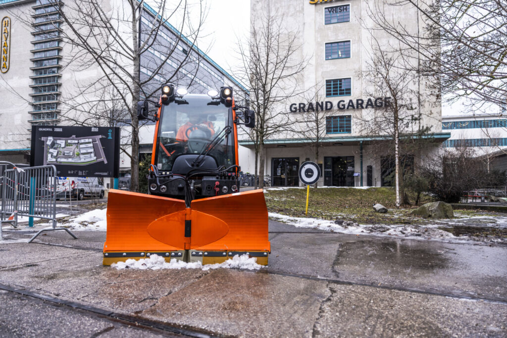 Mini-Traktor/Holder auf dem Gelände der Tabakfabrik Linz beim Maschinenring Winterdienst