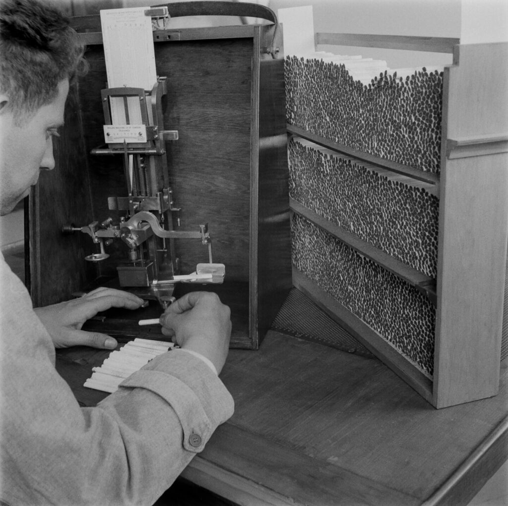 Zigarettenherstellung 1936 in der Tabakfabrik Linz