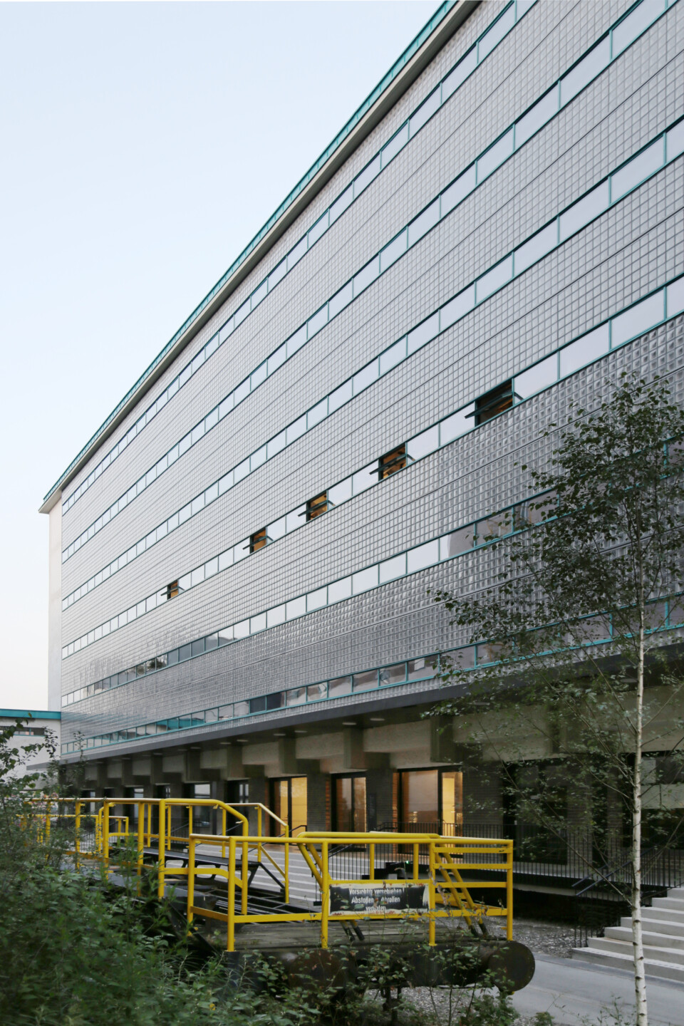 Das Magazin 2 verwandelte sich 2022 in das preisgekrönte Haus HAVANNA, dessen Fassade aus 70.000 Glasbausteinen die Architektursprache von Peter Behrens ins 21. Jahrhundert übersetzt.