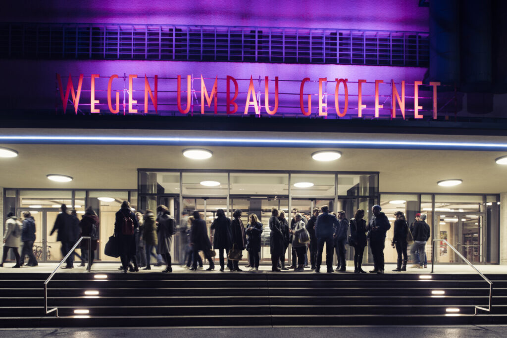 Tabakfabrik 2015: Eingang Haus CASABLANCA "Wegen Umbau geöffnet" Schriftzug