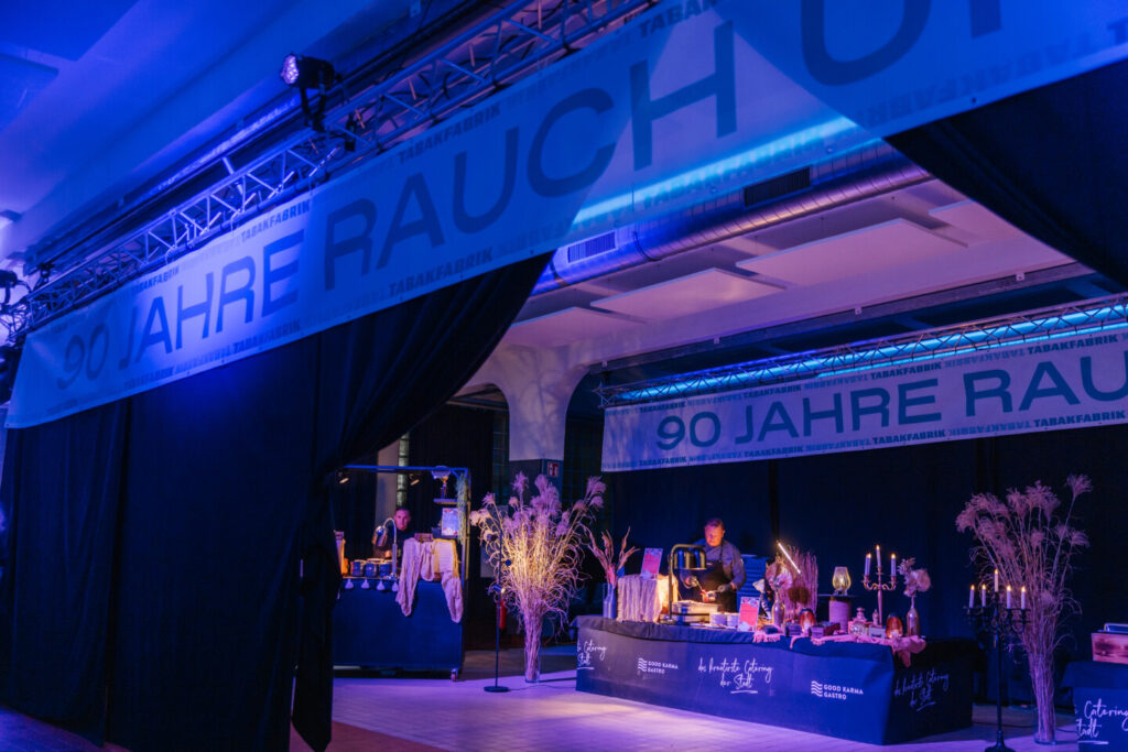 Einst Herzstück der Tabakproduktion, heute spektakuläre Veranstaltungsstätte auf dem neuesten Stand der Technik – die lichtdurchflutete Lösehalle. Platz für Catering durch Abhängung möglich.