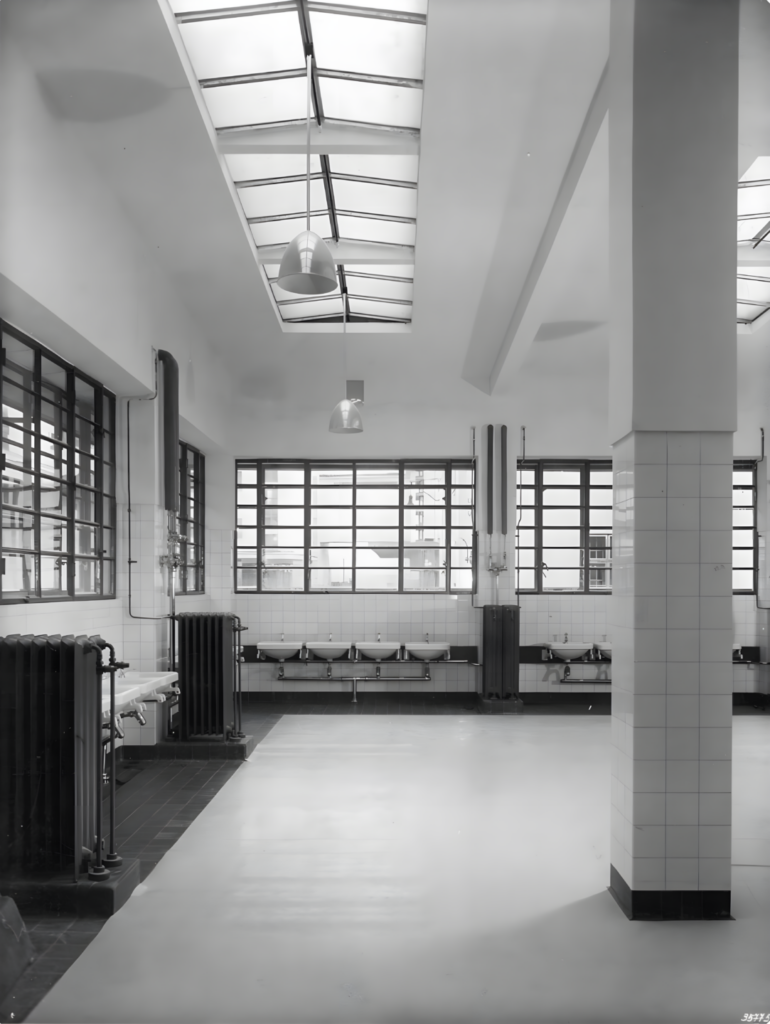 Waschbecken und Garderoben in Großraum mit Glasdach | Foto: Julius Scherb 1939