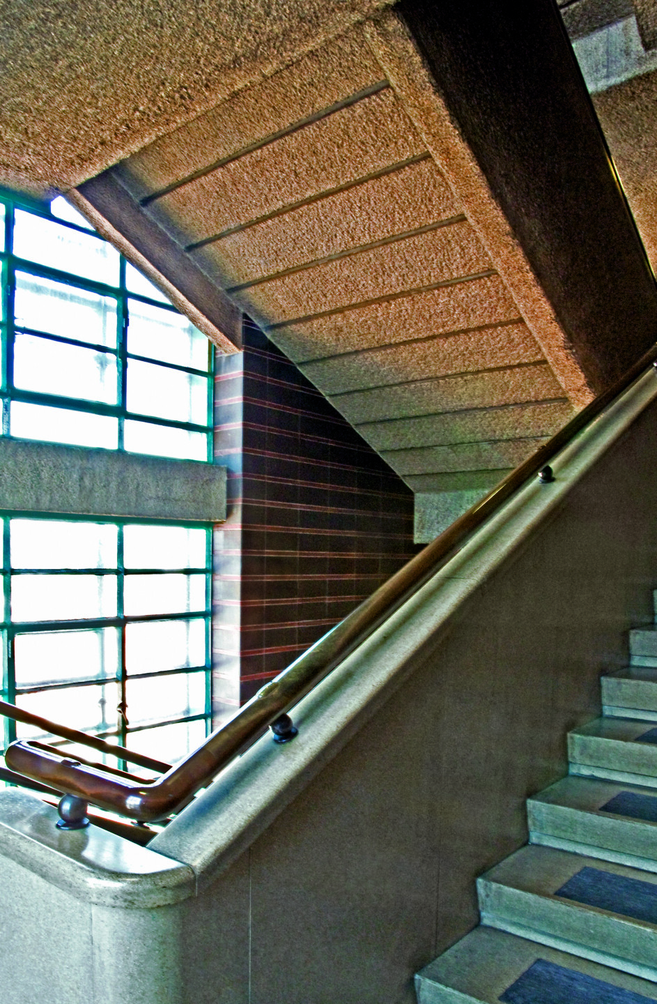 Glatt polierter Kunststein für die Stiegen.