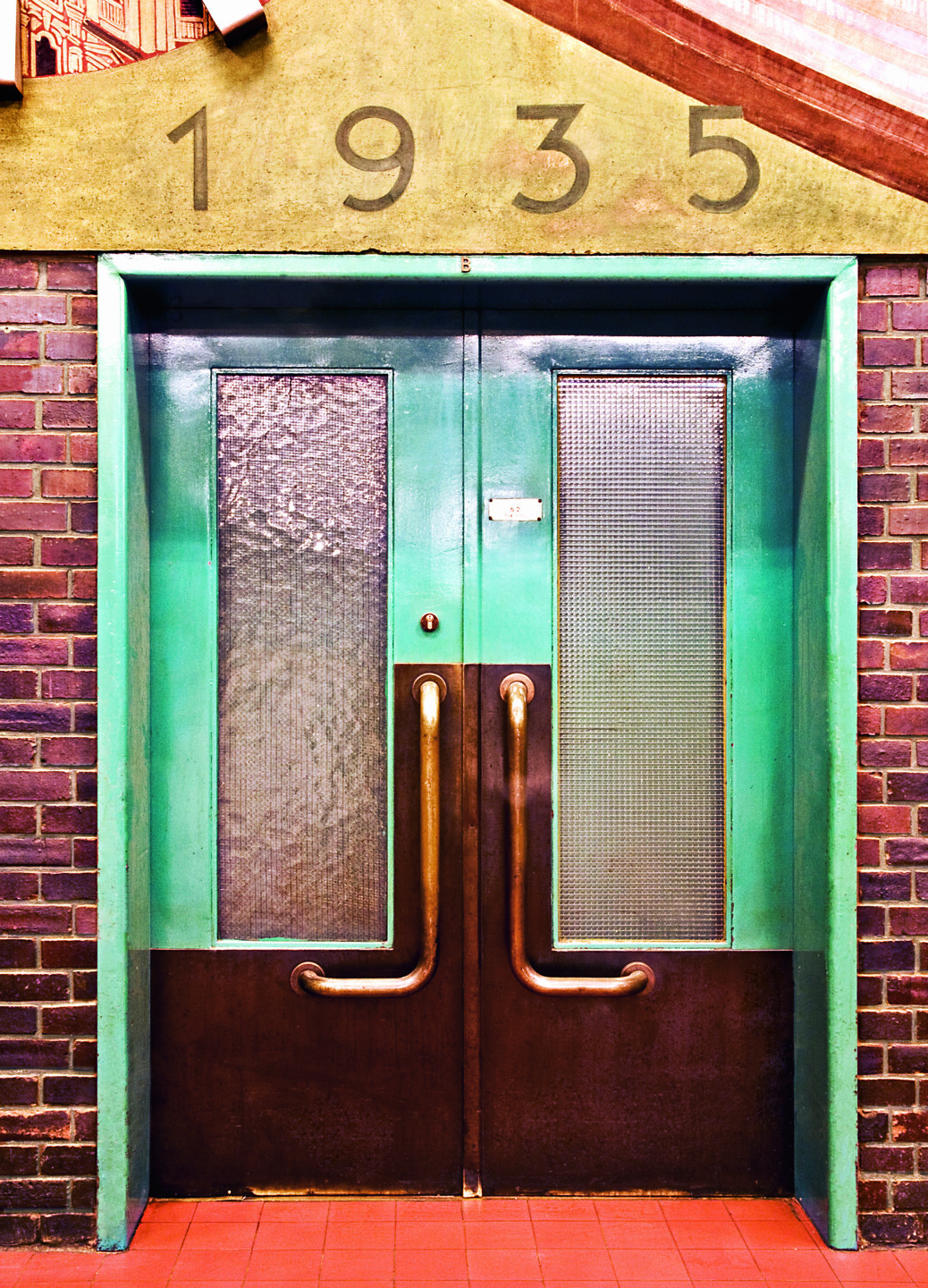 Doppeltür in der Lösehalle: Tür und Rahmen im Linzer blau, die goldfarbenen Elemente sind aus der Messinglegierung Tombak.