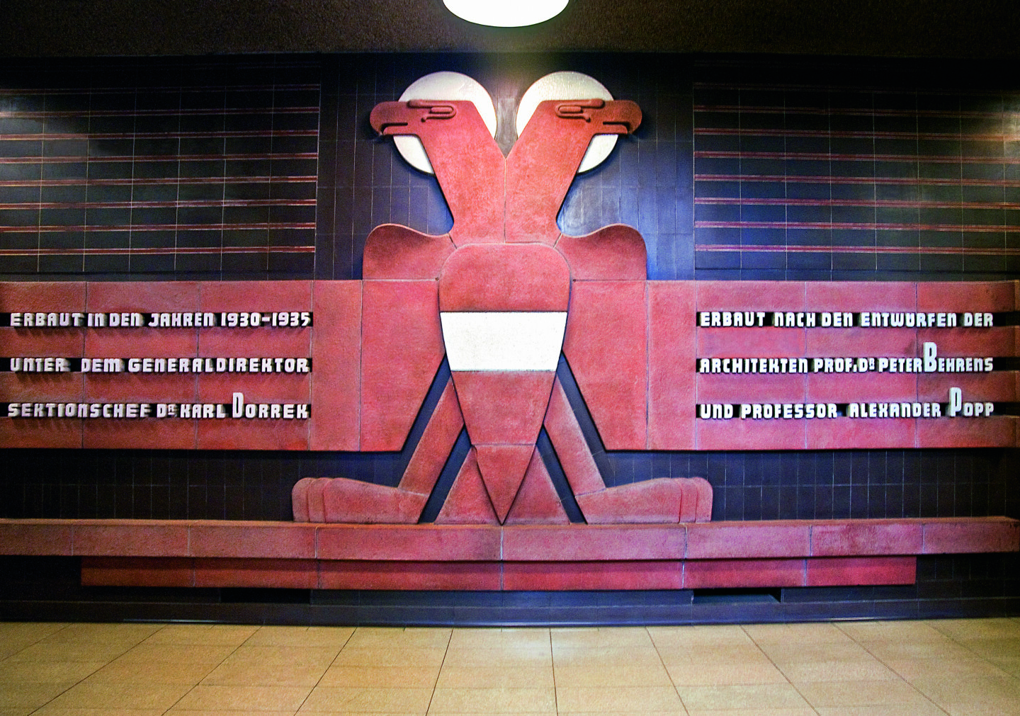 Adler im ersten Stock Haus CASABLANCA Stiege A mit Erbauern und Architekten.