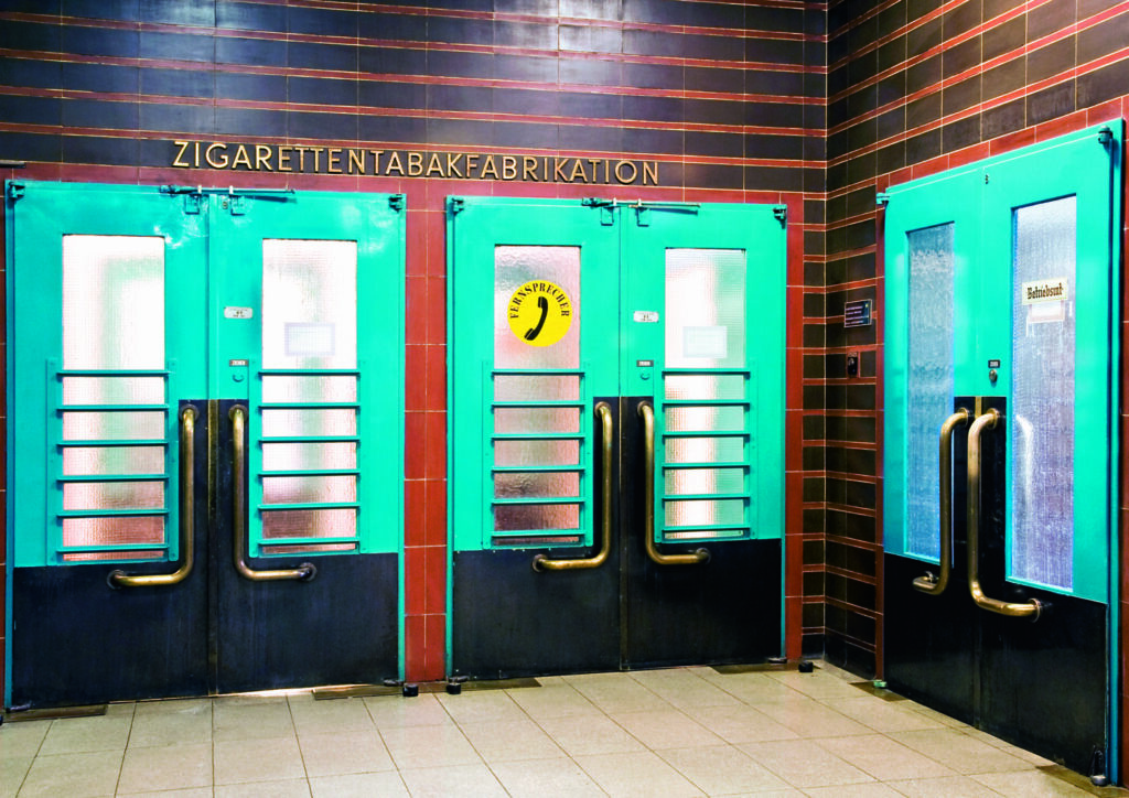 Die Architekten entwarfen die Schrift für die Tabakfabrik. Hier der Zugang zur Zigarettenfabrikation - heute noch sichtbar im CASABLANCA.