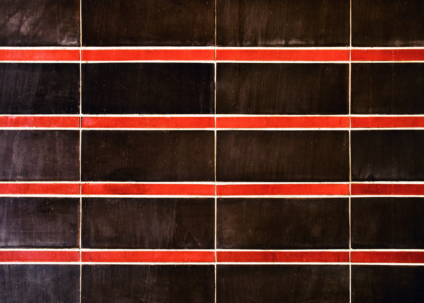 Die Fliesen spiegeln die Aufgabe und den Zeitgeist der Tabakfabrik: braun steht für den Tabak, rot für das Blut der Arbeiter:innen.