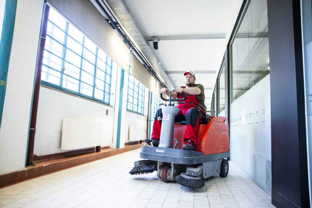 Seit mehr als zehn Jahren sind die Mitarbeiter:innen des Diakoniewerks ein fester Bestandteil der Tabakfabrik. Das integrative Facility-Management-Team sorgt für ein gepflegtes Areal.