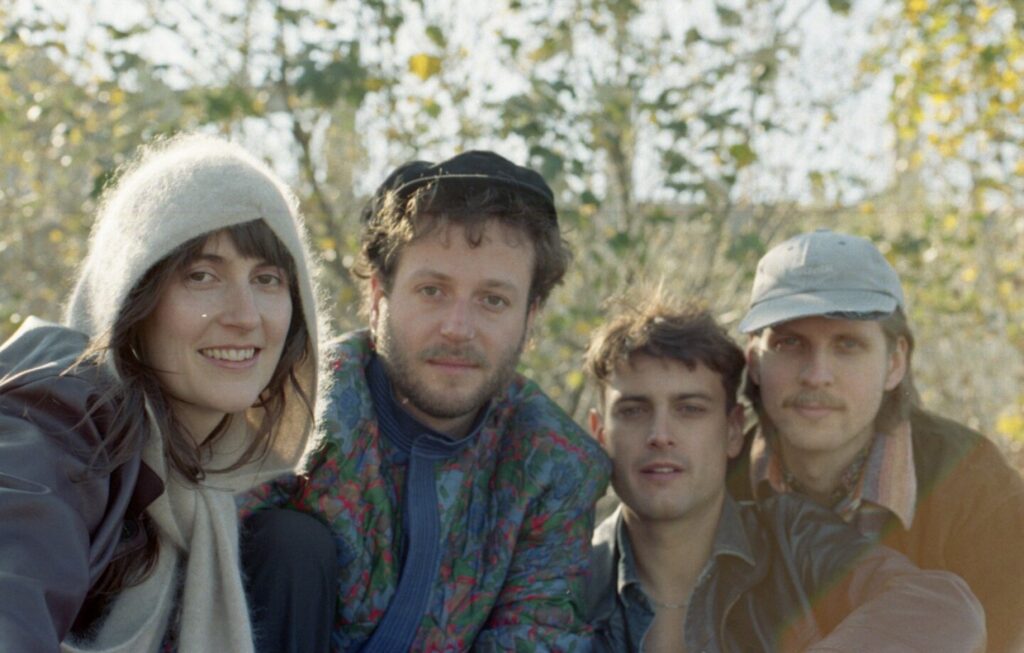 Die Band "Donauverhau" mit ihren vier Mitgliedern, im Hintergrund grün/Bäume/Blätter.