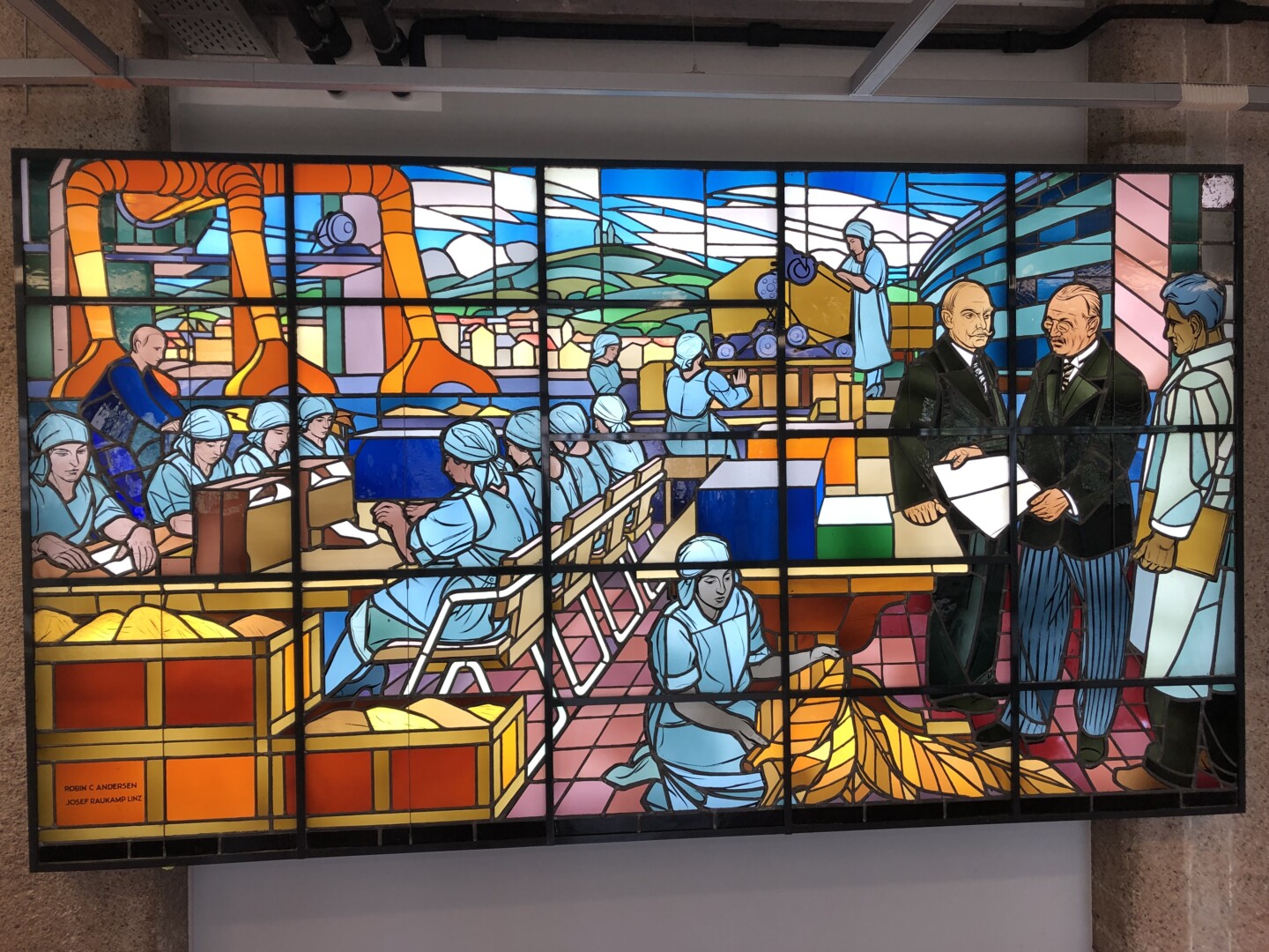 Bleiglasbild von Josef Raukamp und Robin Christian Andersen, dessen Entwurf mit 1929 datiert ist und in den frühen 1930er Jahren umgesetzt wurde.