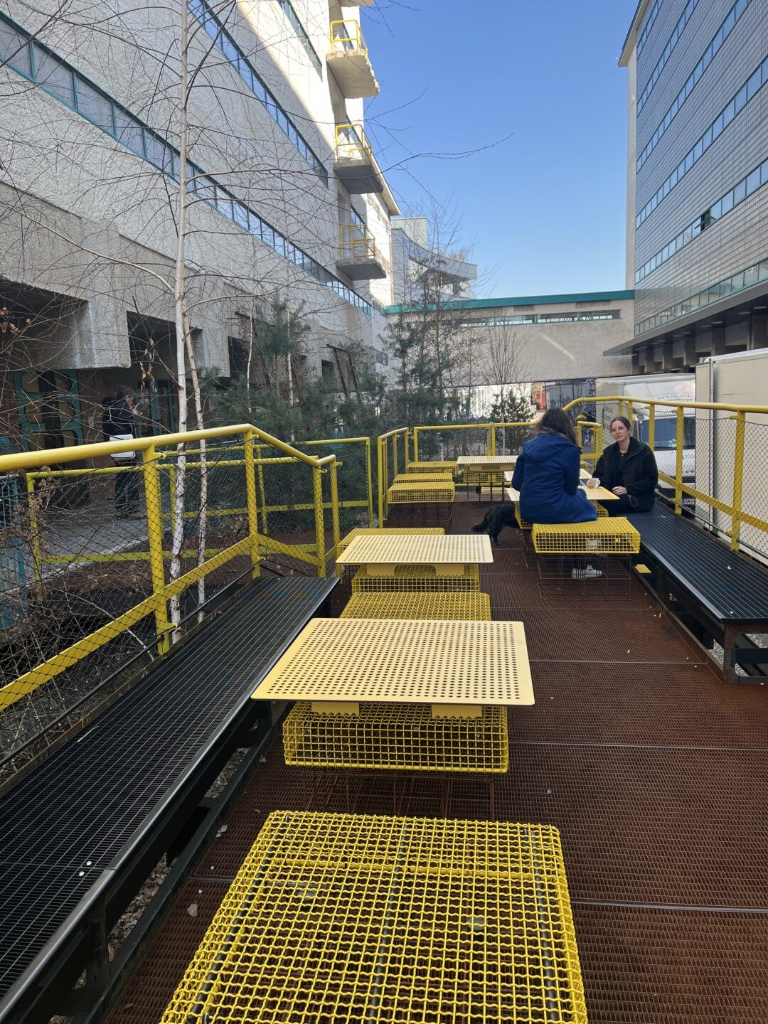 Gelbe Möbel in der aLaska Passage laden zum Verweilen ein.