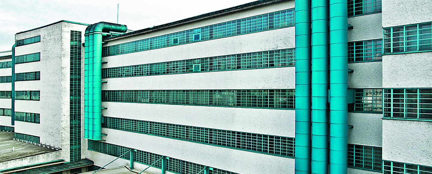 Das Linzer Blau - heute Behrensblau genannt nach dem Architekten - zieht sich über alle Elemente. Im Bild die Außenansicht von Haus CASABLANCA mit Rohren und Fenstern in diesem Farbton.