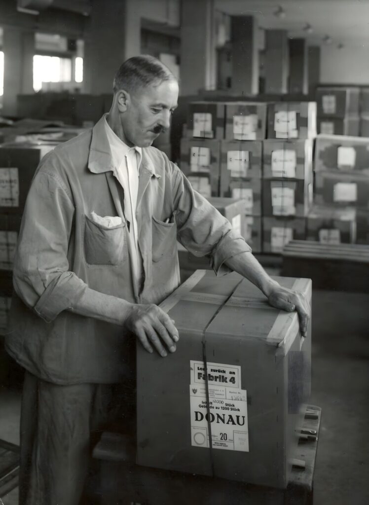 Kartonpacker in der Zigarettenverpackung | Foto: Otto Kaiser, 1930