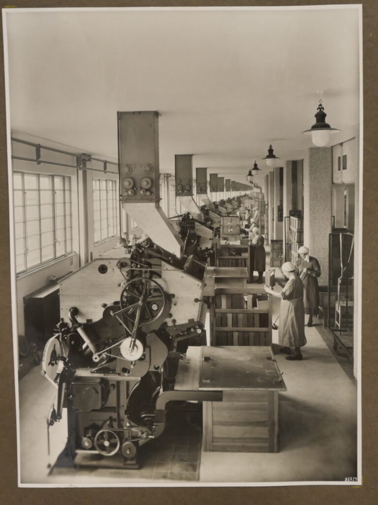 Arbeiterinnen an Tabakschneidemaschinen in der Tabakfabrik Linz | Foto Julius Scherb 1935