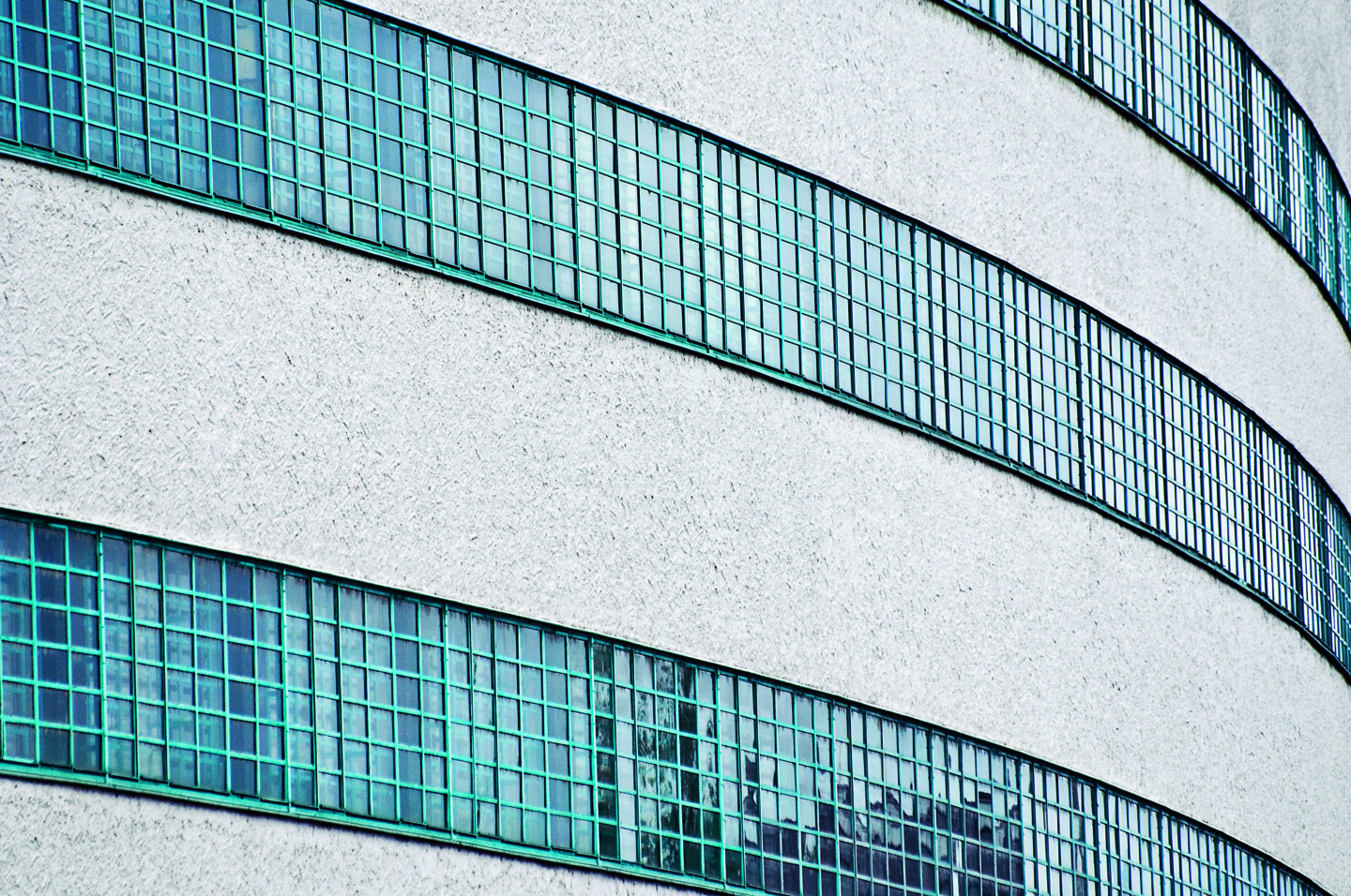 Fensterband im Linzer Blau.