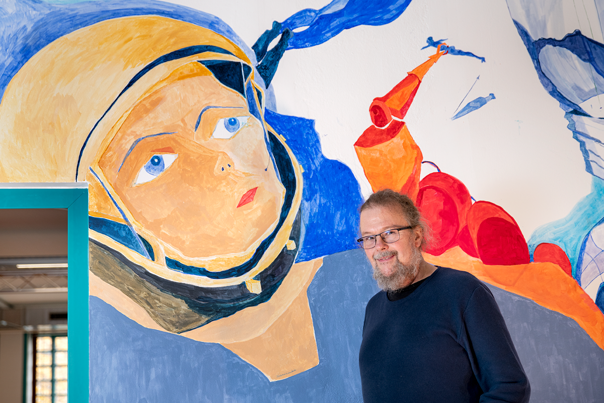 Robert Oltay vor seinem Wandbild in der Lösehalle der Tabakfabrik Linz 2020.