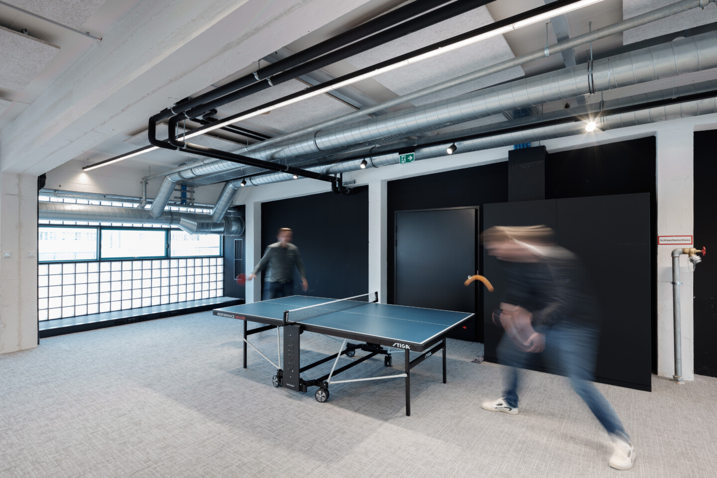 Neue Büros für Start-Ups & Tech-Unternehmen im Haus HAVANNA 2022. Im Bild ein Tischtennisspiel, im Hintergrund die neue Glasbausteinfassade.