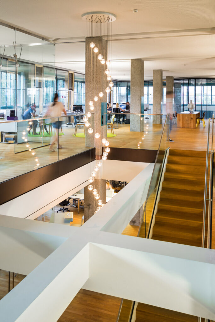 Bürofläche von Netural in der Tabakfabrik Linz mit Mitarbeiter:innen bei der Arbeit