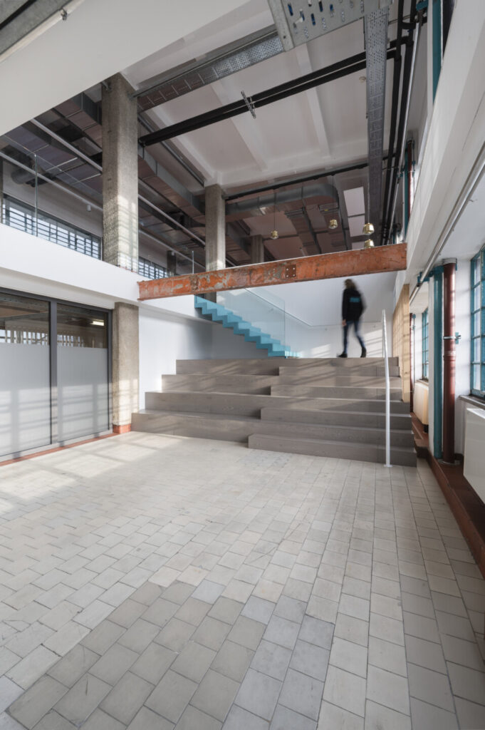 Lichtdurchflutetes, zweistöckiges 514 m2 Loft-Büro mit Sitztreppe, Glaswänden & moderner Technik in der Tabakfabrik Linz.