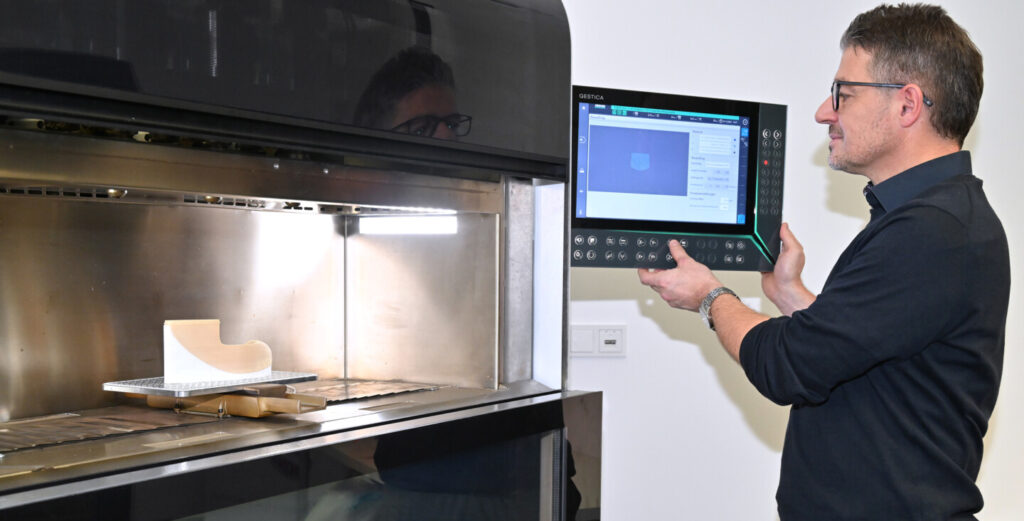 Manfred Haiberger von Haratech programmiert am Computer den geplanten 3D-Druck.