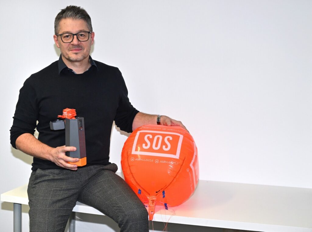 Manfred Haiberger mit dem Sicherheitsballon, der in Notlagen (Berg, Meer) helfen kann.