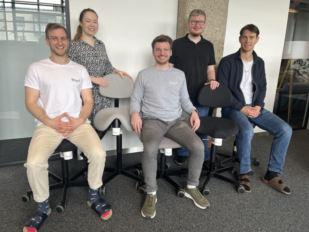 Das Team von Bergardi v.l.n.r.: Thomas Riegler, Viktoria Mayer, Markus Franz-Riegler, Roland Lindorfer, Patrick Niedermayr in ihrem größeren Office im Haus CASABLANCA in der Tabakfabrik Linz.