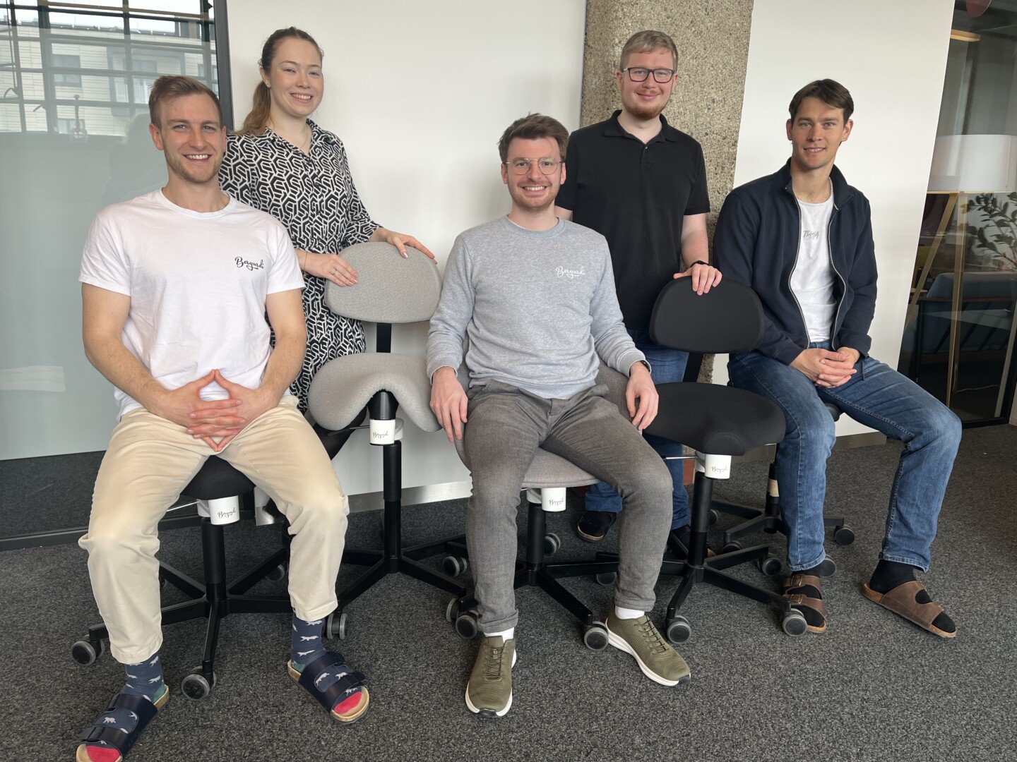 Das Team von Bergardi v.l.n.r.: Thomas Riegler, Viktoria Mayer, Markus Franz-Riegler, Roland Lindorfer, Patrick Niedermayr in ihrem größeren Office im Haus CASABLANCA in der Tabakfabrik Linz.