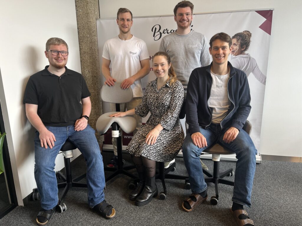 Das Team von Bergardi in ihrem neuen Office im Haus CASABLANCA in der Tabakfabrik Linz.