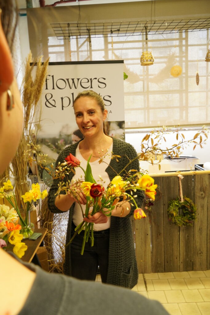 Flowers & Plants by Alexandra - im Bild Alexandra im Shop in der Tabakfabrik Linz mit Slow Flowers aus Österreich