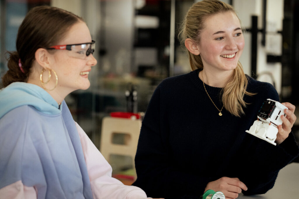 Zwei Frauen sind in einem technischen Workshop in der Grand Garage.