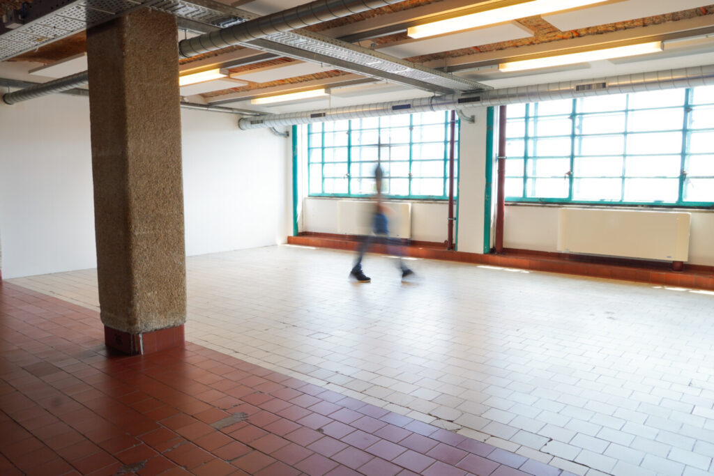 94,64 Quadratmeter großes Büro im Haus CASABLANCA, 4. OG vereint Industrieflair mit moderner Ausstattung. Im Bild Ziegelgewölbe und denkmalgeschützte Fensterbänder.
