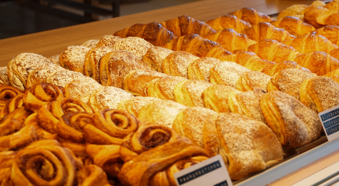 Gebäck in der Vitrine im Brotstudio
