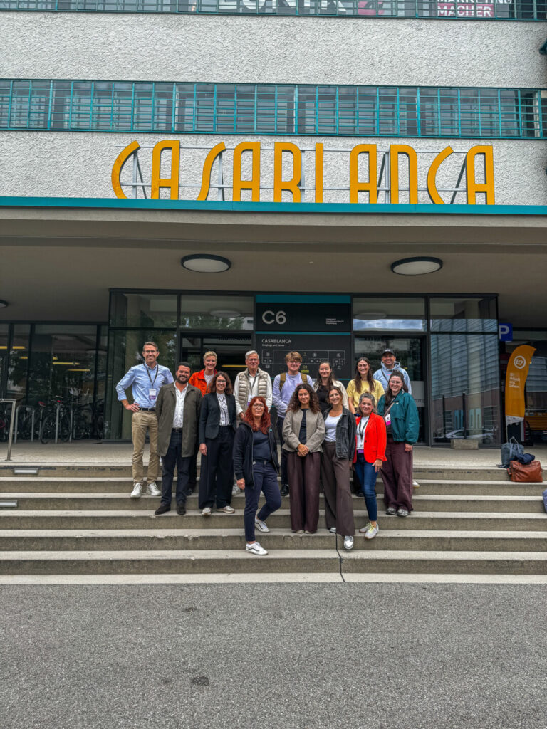 Die Tabakfabrik Linz und ihre länderübergreifende Allianz aus elf weiteren Innovations-Ökosystemen trafen sich am 10. Und 11. September 2026 erstmals in Linz. Im Gruppenbild Teilnehmer:innen vor dem Haus CASABLANCA in der Tabakfabrik Linz.