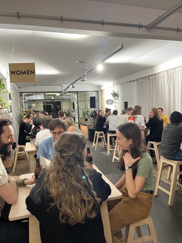 Jede Menge Leute sitzen bei vresh im store und machen beim Shop Quiz mit.
