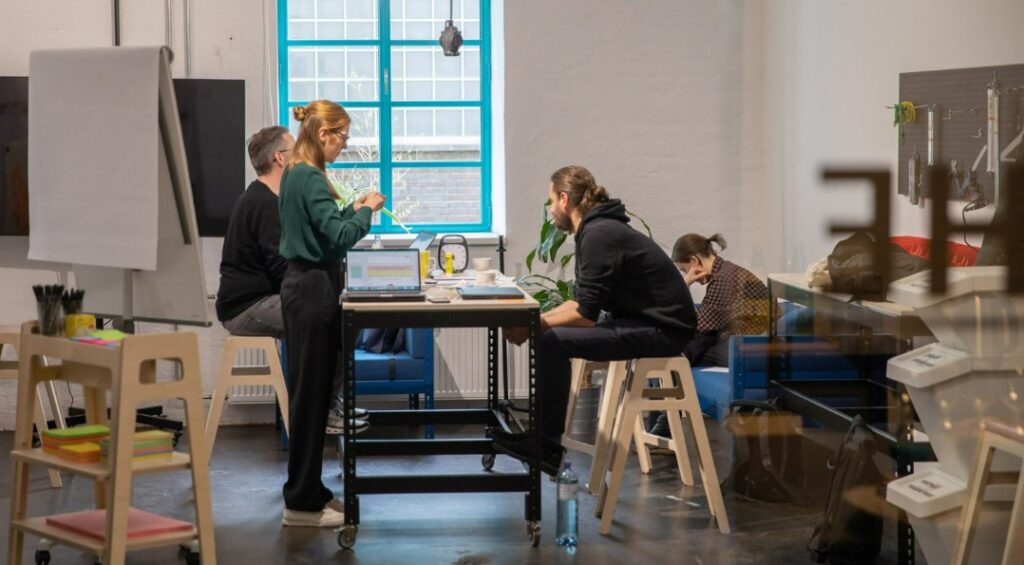 Arbeitsgruppe bei einem Workshop in einem Raum in der Tabakfabrik.