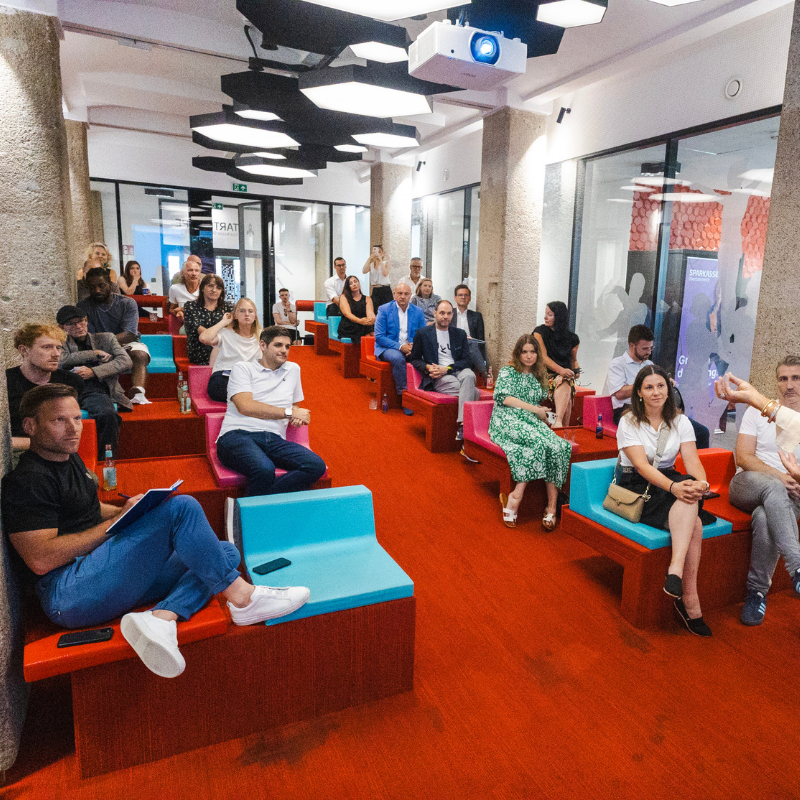 Einige Personen sind im Workshop Raum in der Startrampe und hören einem Vortrag zu.